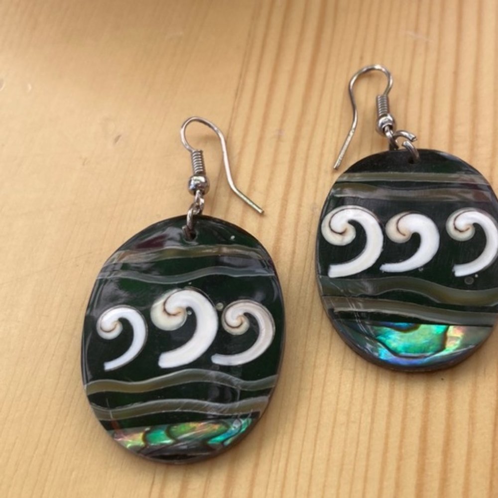 Seashell inlay oval earrings